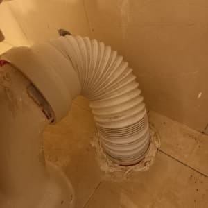 צינור גמיש מחובר לאסלה עם אטימה