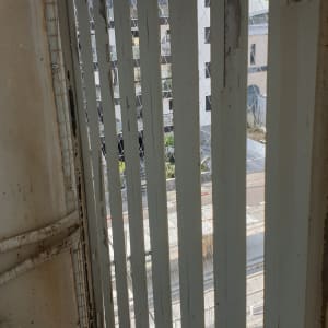 רשת למניעת כניסת יונים על מרפסת בניין