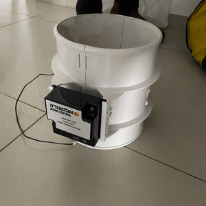 שסתום פלסטיק לבן עם בקר שליטה לאוורור