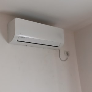 מזגן קיר לבן מותקן על קיר פנימי