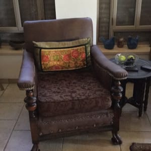 כורסא עתיקה. הכורסא עברה שיקום כללי לשביעות רצוננו המלאה