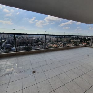 מרפסת עם רצפה נקייה ומרזב ניקוז