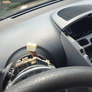 חלקי לוח מחוונים מפורקים עם חוטים חשופים