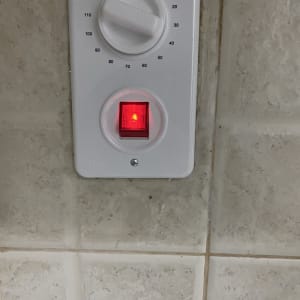 מתג חשמלי עם כפתור אדום מואר