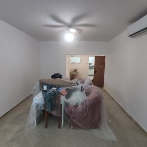 חדר עם רהיטים מכוסים בניילון לקראת צביעה