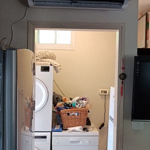 מזגן מותקן על קיר עם תצוגת טמפרטורה 16 מעלות