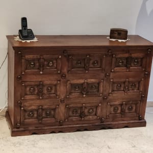 טלפון אלחוטי על שידה מעץ עם עיטורים