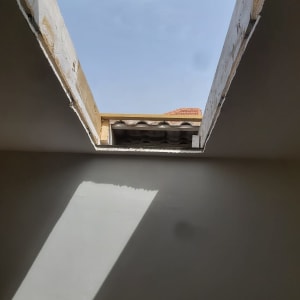 פתח בגג עם אור יום נכנס פנימה