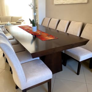 כיסאות מרופדים סביב שולחן עץ גדול