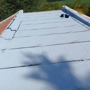 גג אטום עם יריעות ביטומניות וכלי עבודה