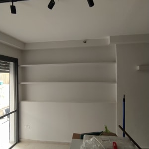 מדפים לבנים מותקנים על קיר