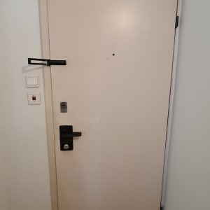 דלת מתכת עם מנעול ובריחים, קיר לבן