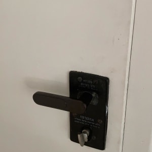 ידית דלת עם מנעול ומפתח