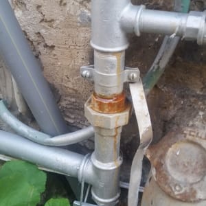 צינור מתכת עם חלודה וחיבורים