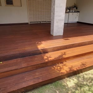 דק עץ חום עם מדרגות בגן חיצוני