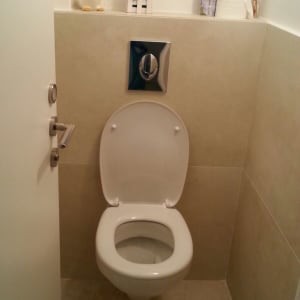 שירותים עם קיר מחודש, חלון וידית דלת חדשה