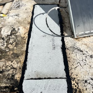 יריעות איטום על גג עם זפת מסביב