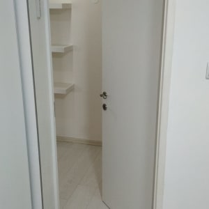 דלת לבנה פתוחה למחצה עם ידית כסופה