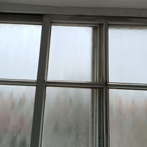 חלונות זכוכית מט עם מסגרות מתכת