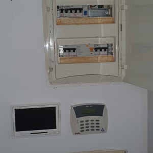 לוח חשמל פתוח עם מפסקים חשמליים