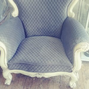 כורסה מרופדת בבד מרופד עם דוגמת יהלומים