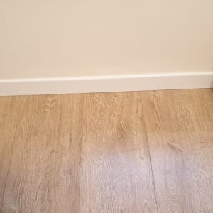 רצפת פרקט עץ עם פנל לבן