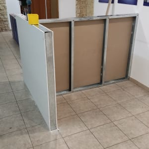 קיר גבס בבנייה עם מסגרת מתכת חשופה