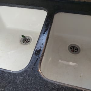 כיור כפול עם שאריות מים ולכלוך