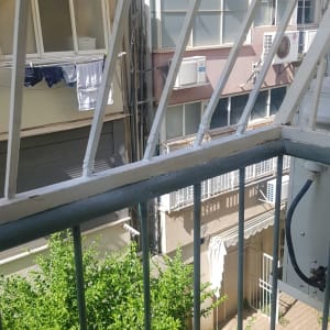 מעקה ברזל עם סורגים באלכסון