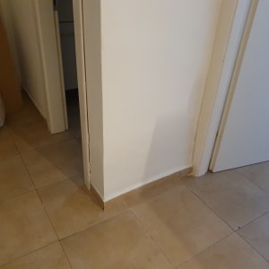 קיר צבוע בלבן עם פינות לא גמורות