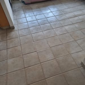 רצפת אריחים מרובעים בצבע בז