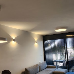 מנורות תקרה וקיר דולקות בחדר מגורים