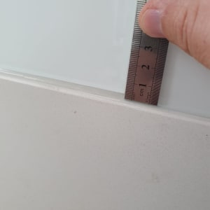 זכוכית נמדדת עם סרגל מתכת