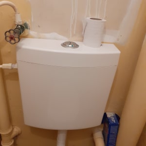 ניאגרה עם צינורות ומיכל הדחה