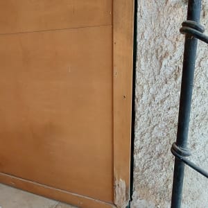 דלת עץ עם פינה תחתונה פגומה