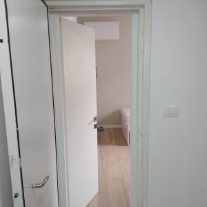 שתי דלתות לבנות פתוחות עם ידיות מתכת