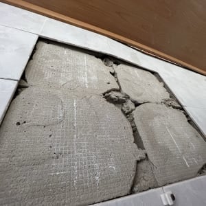 אריחי רצפה שבורים בתהליך שיפוץ