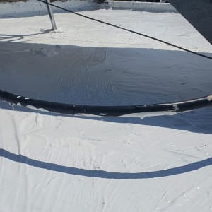 גג אטום בצבע לבן עם צינור שחור