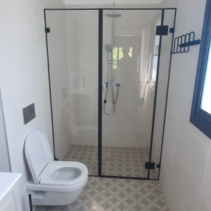 מקלחון זכוכית עם ראש מקלחת מתכתי