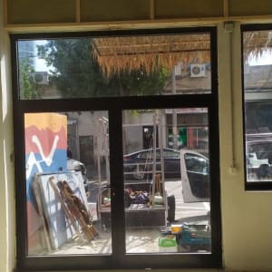 חלון אלומיניום גדול עם מסגרת שחורה