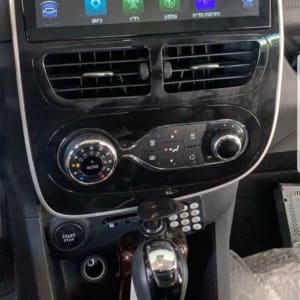 מערכת מולטימדיה ברכב עם מסך מגע ותצוגת רדיו