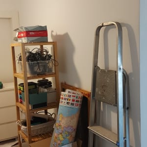 סולם מתכת ליד קיר לבן בחדר