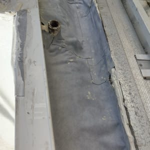 צינור מתכת עם איטום מסביבו על משטח אפור