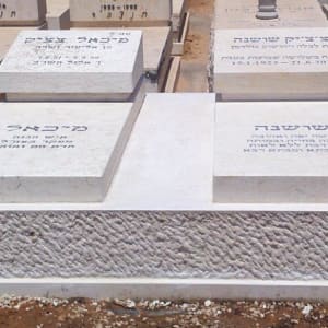 מצבות לבנות עם כיתוב בעברית בבית קברות