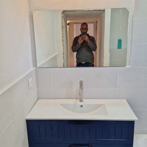 שיפוץ חדר אמבטיה עם כיור וברז חדשים