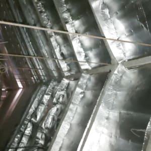 גג עם בידוד מתכתי ומוטות חיזוק