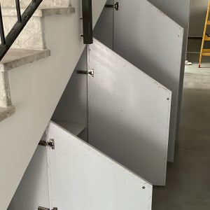 ארונות עץ מתחת למדרגות עם דלתות פתוחות