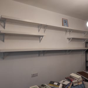 מדפים מותקנים על הקיר עם תומכים מתכתיים