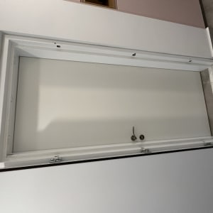 דלת לבנה עם ידית מתכת ומסגרת לבנה