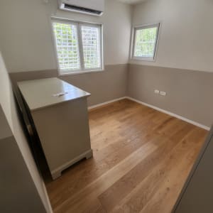 חדר עם קירות צבועים בשני גוונים